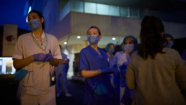 Patrullas de la Policia Nacional, Foral, Municipal y Guardia civil realizan un homenaje al personal sanitario en el Hospital como reconocimiento a la labor que está realizando en la crisis del coronavirus. Miguel Osés