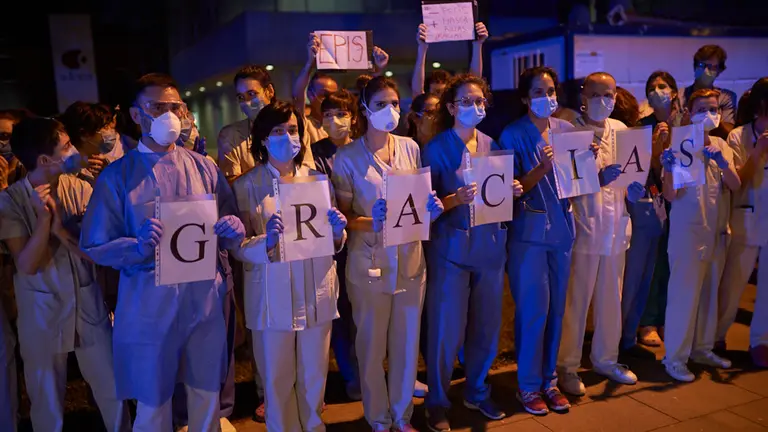 Patrullas de la Policia Nacional, Foral, Municipal y Guardia civil realizan un homenaje al personal sanitario en el Hospital como reconocimiento a la labor que está realizando en la crisis del coronavirus. Miguel Osés