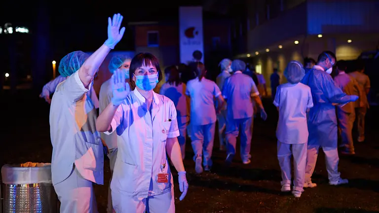 Patrullas de la Policia Nacional, Foral, Municipal y Guardia civil realizan un homenaje al personal sanitario en el Hospital como reconocimiento a la labor que está realizando en la crisis del coronavirus. Miguel Osés