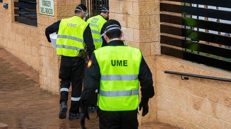 Miembros de la UME entrando en la residencia de ancianos de Virgen del Rocio de Huelva para hacer labores de desinfección. Huelva a 22 de marzo del 2020.

HUELVA;21/03/20 HUELVA - UME LA UNIDAD MILITAR DE EMERGENCIAS HACE LABORES DE LIMPIEZA Y DESINFECCION EN LA RESIDENCIA DE PERSONAS MAYORES VIRGEN DEL ROCÍ O  DE HUELVA . CORONAVIRUS . UME .
FOTO: EUROPA PRESS / A.PEREZ

22/3/2020
