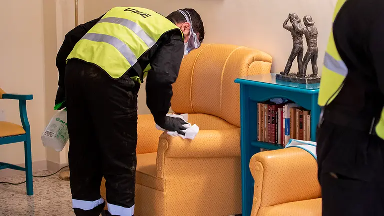 Miembros de la UME en  la residencia de ancianos de Virgen del Rocio de Huelva para hacer labores de desinfección. Huelva a 22 de marzo del 2020.

HUELVA;21/03/20 HUELVA - UME LA UNIDAD MILITAR DE EMERGENCIAS HACE LABORES DE LIMPIEZA Y DESINFECCION EN LA RESIDENCIA DE PERSONAS MAYORES VIRGEN DEL ROCÍ O  DE HUELVA . CORONAVIRUS . UME .
FOTO: EUROPA PRESS / A.PEREZ

22/3/2020