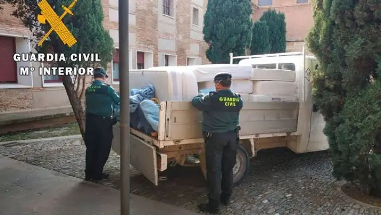 Agentes de la Guardia Civil colaboran con distintos colectivos para aislar a los ancianos en una residencia donde se han detectado positivos. GUARDIA CIVIL