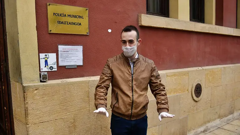 Jorge Crespo, expulsado del PSN, accede al consistorio de estella para votar la moción de censura. PABLO LASAOSA