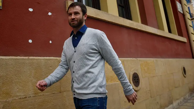 Koldo Leoz, de EH Bildu, accede al Ayuntamiento de estella antes de la moción de censura. PABLO LASAOSA