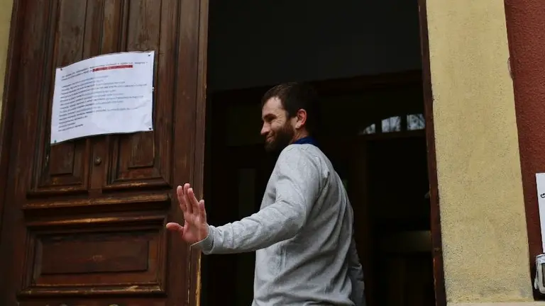 Koldo Leoz, de EH Bildu, accede al Ayuntamiento de estella antes de la moción de censura. PABLO LASAOSA