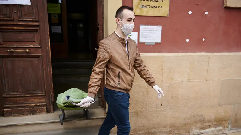 Koldo Leoz (EH Bildu), nuevo alcalde de Estella tras una moción de censura con dos concejales tránsfugas del  PSN, incluido Jorge Crespo, para desalojar a Gonzalo Fuentes, de Navarra Suma. PABLO LASAOSA