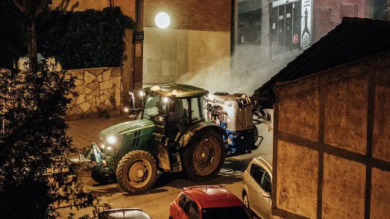 Un tractor desinfecta calles en Tudela UAGN