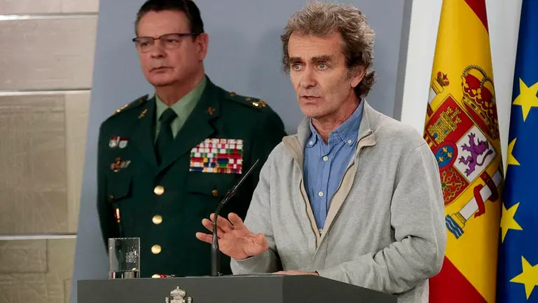 Madrid (Spain), 18/03/2020.- A handout photo made available by the Spanish Prime Minister's Office shows the head of the Center for Coordination of Health Alerts and Emergencies (CCAES) Fernando Simon (R) holding a press conference at the Moncloa Palace in Madrid, Spain, 18 March 2020. According to the latest figures provided by the health ministry, there are at least 13,716 confirmed infections throughout Spain, while 598 people have died so far in the ongoing pandemic of the COVID-19 disease caused by the SARS-CoV-2 coronavirus. (España) EFE/EPA/JM CUADRADO JIMENEZ HANDOUT HANDOUT EDITORIAL USE ONLY/NO SALES
