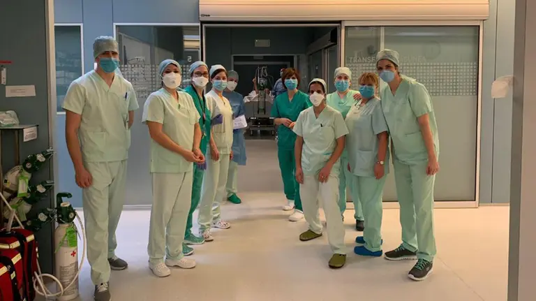 Personal sanitario se despide del primer paciente con coronavirus que sale de la UCI en el CHN GOBIERNO DE NAVARRA