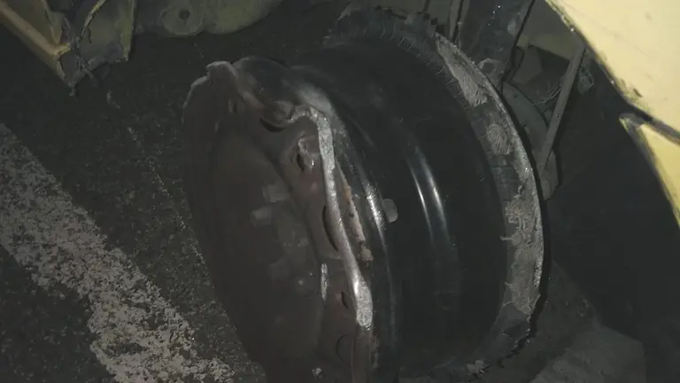 Llanta sobre la que el hombre borracho iba conduciendo su vehículo por la capital navarra POLICÍA MUNICIPAL