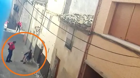 La anciana durante la intervención de la Policía Foral en Villafranca. TWITTER