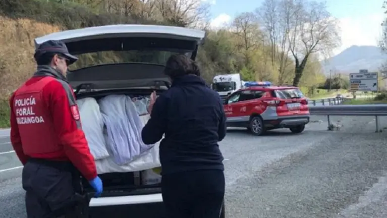 Una agente denuncia a dos franceses por intentar hacer una mudanza de colchones hasta Almer&iacute;a durante el estado de alarma. POLIC&Iacute;A FORAL