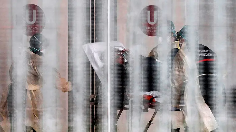 GRAFCAV3841. PAMPLONA, 25/03/2020.- Ingreso de un paciente en el hospital de Navarra donde la DYA Navarra en coordinación con el departamento de Salud ha implantado un túnel de desinfección en el Complejo Hospitalario de Navarra para desinfectar tanto ambulancias, como material médico intrahospitalario. El proceso de desinfección de las ambulancias se realiza con un tratamiento de ozono, agua y lejía, garantizando así que vuelva a salir limpia.   EFE/ Jesús Diges
