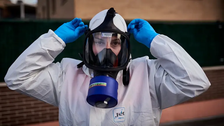 Protección Civil desinfecta las paradas de villavesa de Berrioplano durante el Estado de alarma producido por el coronavirus. PABLO LASAOS