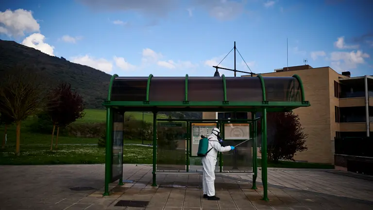 Protección Civil desinfecta las paradas de villavesa de Berrioplano durante el Estado de alarma producido por el coronavirus. PABLO LASAOS