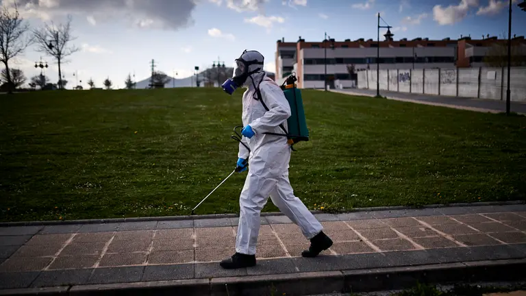 Protección Civil desinfecta las paradas de villavesa de Berrioplano durante el Estado de alarma producido por el coronavirus. PABLO LASAOS