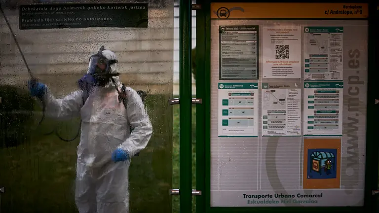 Protección Civil desinfecta las paradas de villavesa de Berrioplano durante el Estado de alarma producido por el coronavirus. PABLO LASAOS