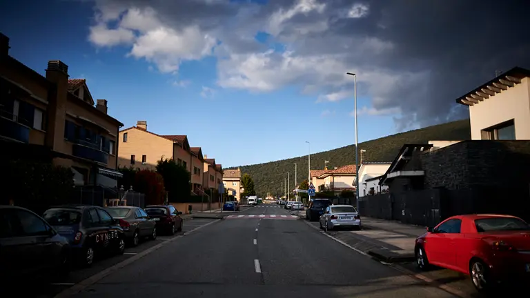 Protección Civil desinfecta las paradas de villavesa de Berrioplano durante el Estado de alarma producido por el coronavirus. PABLO LASAOS