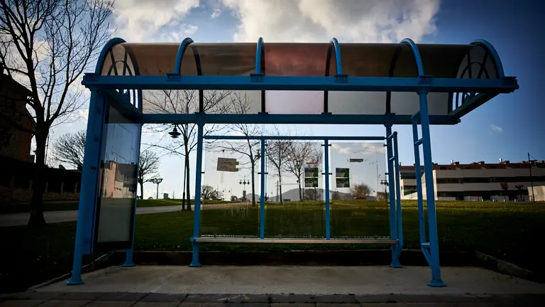 Protección Civil desinfecta las paradas de villavesa de Berrioplano durante el Estado de alarma producido por el coronavirus. PABLO LASAOS