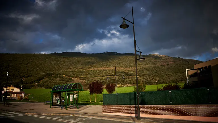 Protección Civil desinfecta las paradas de villavesa de Berrioplano durante el Estado de alarma producido por el coronavirus. PABLO LASAOS