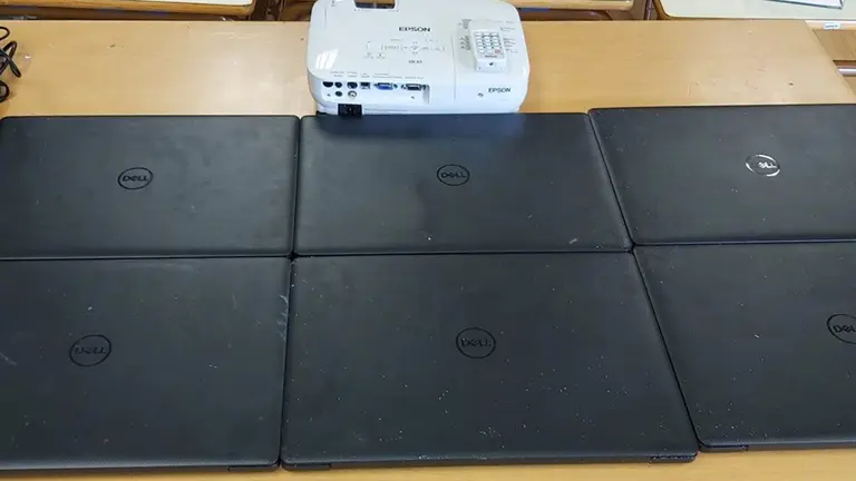 Los ordenadores y el proyecto sustraidos de un centro escolar de la Comarca de Pamplona. POLICÍA FORAL