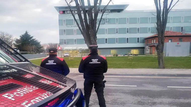 Miembros de la Policía Foral frente al CHN. POLICÍA FORAL
