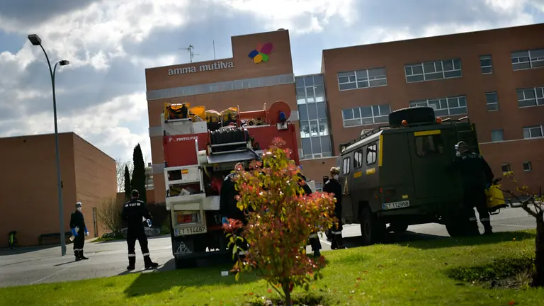 La UME (Unidad Militar de Emergencias) desinfecta la residencia de ancianos de Mutilva durante la crisis del coronavirus. PABLO LASAOSA