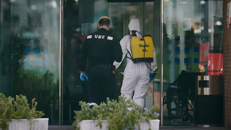 La UME (Unidad Militar de Emergencias) desinfecta la residencia de ancianos de Mutilva durante la crisis del coronavirus. PABLO LASAOSA