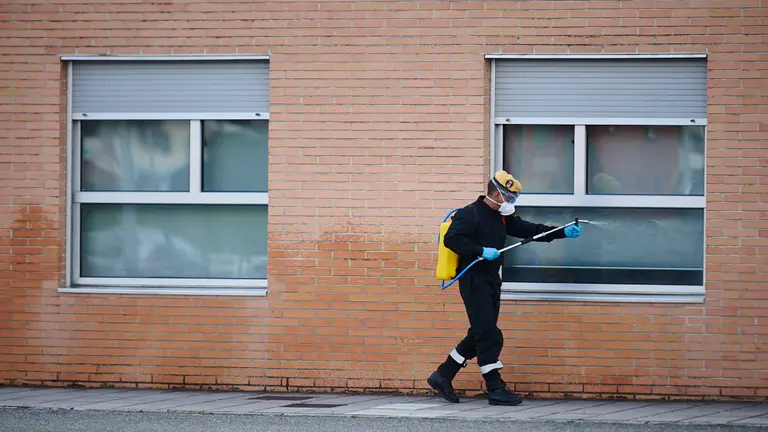 La UME (Unidad Militar de Emergencias) desinfecta la residencia de ancianos de Mutilva durante la crisis del coronavirus. PABLO LASAOSA