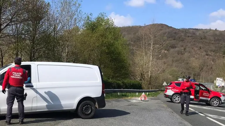 Control en Bera donde se ha denunciado a un conductor por dar positivo en drogas, carecer de puntos y saltarse el confinamiento. POLIC&Iacute;A FORAL