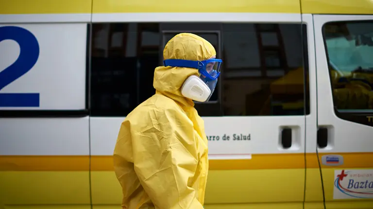 Voluntarios de Dya Navarra desinfectan los equipos de urgencias y las Ambulancias que llegan con pacientes con coronavirus. Miguel Osés