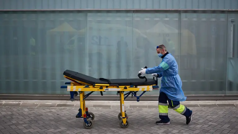 Voluntarios de Dya Navarra desinfectan los equipos de urgencias y las Ambulancias que llegan con pacientes con coronavirus. Miguel Osés