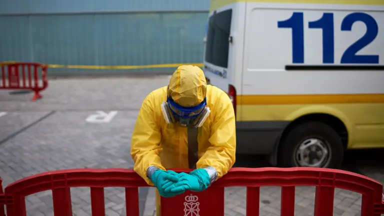 Voluntarios de Dya Navarra desinfectan los equipos de urgencias y las Ambulancias que llegan con pacientes con coronavirus. Miguel Osés
