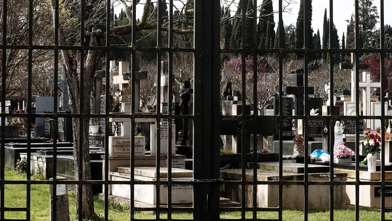 GRAFCAV3753. PAMPLONA, 23/03/2020.- Imagen del cementerio de Pamplona que debido al COVID-19 se encuentra cerrado al público para evitar posibles contagios, solo se abre para enterramientos y solo se permite un máximo de 20 personas que puedan asistir al sepelio. España registra mas de 2.100 fallecidos por coronavirus y los contagios superan los 33.000.  EFE/ Jesús Diges