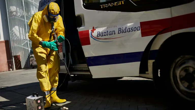 Miembros de la DYA desinfectan las ambulancias, EPIs y mascarillas de los sanitarios que lo necesiten durante la crisis del coronavirus. PABLO LASAOSA