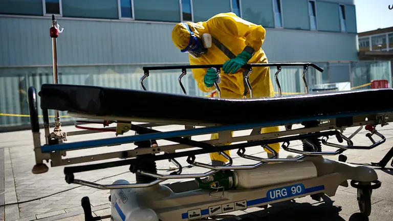 Miembros de la DYA desinfectan las ambulancias, EPIs y mascarillas de los sanitarios que lo necesiten durante la crisis del coronavirus. PABLO LASAOSA