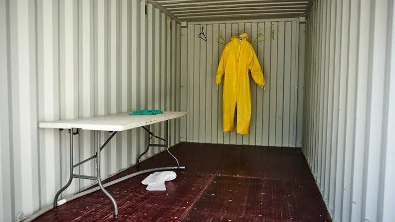 Miembros de la DYA desinfectan las ambulancias, EPIs y mascarillas de los sanitarios que lo necesiten durante la crisis del coronavirus. PABLO LASAOSA