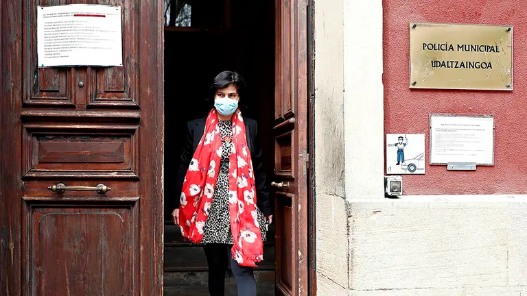 Magdalena Hernández uno de los socialistas expulsados del PSN por apoyar la moción de censura que ha dado la alcaldía de Estella al candidato de EH Bildu Koldo Leoz, sale del Ayuntamiento al acabar el pleno celebrado a puerta cerrada con todos los concejales excepto el de PSN y los de Navarra Suma, que ha perdido la vara de mando de la localidad que en este año ha llevado Gonzalo Fuentes. La protesta de NA+ por las condiciones del pleno, presencial pese a las medidas restrictivas obligadas por el coronavirus, no ha variado el resultado esperado, ya que se contaba con el pactado respaldo a Leoz de los 6 votos de EH Bildu, el del concejal de Geroa Bai y el de dos de los tres ediles del PSN, expulsados del partido por este anunciado apoyo. EFE/ Jesús Diges