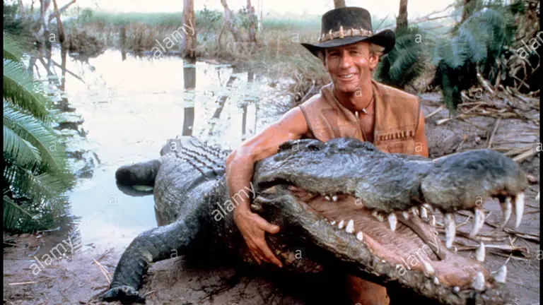 Cocodrilo Dundee en una de sus arriesgadas aventuras.