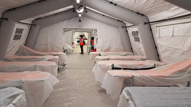 Camas para atender a pacientes en el sótano del CHN. @CruzRojaNavarra.