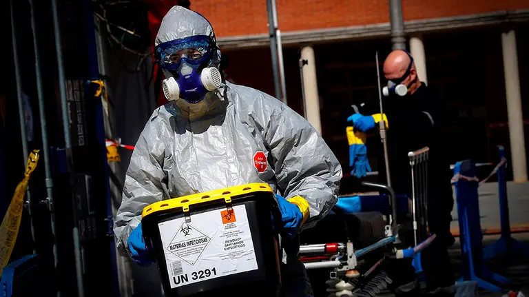 GRAF2812. PAMPLONA, 28/03/2020.-Miembros de DYA Navarra desinfectan EPIs, camillas y ambulancias de Urgencias del Complejo Hospitalario de Navarra, este sábado en Pamplona, cuando se cumple la segunda semana tras la declaración del estado de alarma para frenar el avance del coronavirus.- EFE/Villar López
