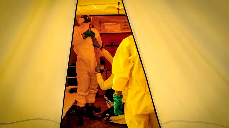 GRAF2814. PAMPLONA, 28/03/2020.-Miembros de DYA Navarra se preparan para desinfectar material y ambulancias del servicio de Urgencias del Complejo Hospitalario de Navarra, este sábado en Pamplona, cuando se cumple la segunda semana tras la declaración del estado de alarma para frenar el avance del coronavirus.- EFE/Villar López
