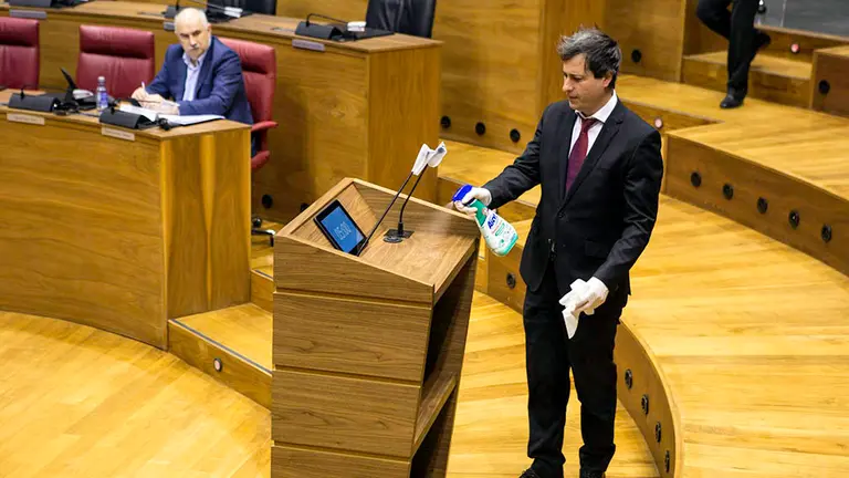 Pleno del Parlamento de Navarra durante la crisis del coronavirus con presencia limitada y medidas para evitar contagios de Covid-19. PARLAMENTO DE NAVARRA (7)
