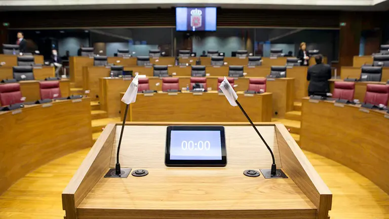 Pleno del Parlamento de Navarra durante la crisis del coronavirus con presencia limitada y medidas para evitar contagios de Covid-19. PARLAMENTO DE NAVARRA (10)