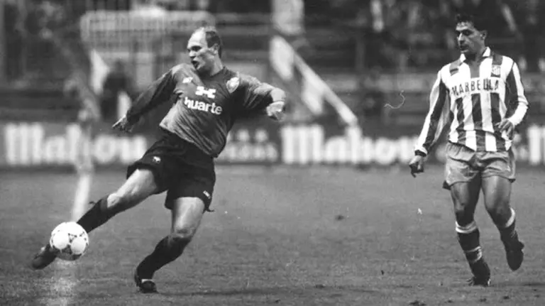 El defensa de Osasuna Spasic despeja un balón ante el Atlético de Madrid. Fútbol retro.