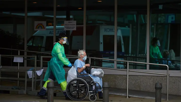 Un enfermo llega al hotel NH Iruña Park convertido en hospital durante la crisis del coronavirus en Pamplona. MIGUEL OSÉS