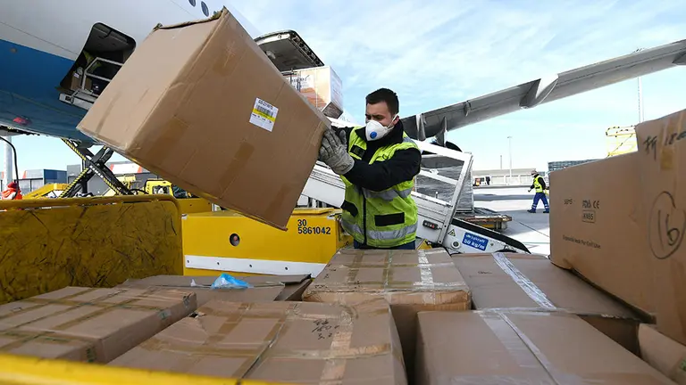 30 March 2020, Austria, Schwechat: An airport employee unloads medical equipment sent from China at Vienna International Airport. Austrian Airlines flew another 30 tons of medical equipment from China to Austria to help the fight against the spread of Coronavirus (Covid-19). Photo: Helmut Fohringer/APA/dpa
ONLY FOR USE IN SPAIN

30 March 2020, Austria, Schwechat: An airport employee unloads medical equipment sent from China at Vienna International Airport. Austrian Airlines flew another 30 tons of medical equipment from China to Austria to help the fight against the spread of Coronavirus (Covid-19). Photo: Helmut Fohringer/APA/dpa

30/3/2020 ONLY FOR USE IN SPAIN