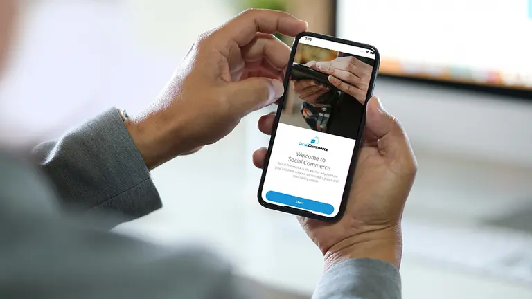 Un autónomo controla sus finanzas a través de la aplicación móvil de CaixaBank CEDIDA