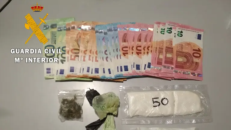 Mercancia y dinero en metálico que la Guardia Civil se ha incautado en Buñuel CEDIDA