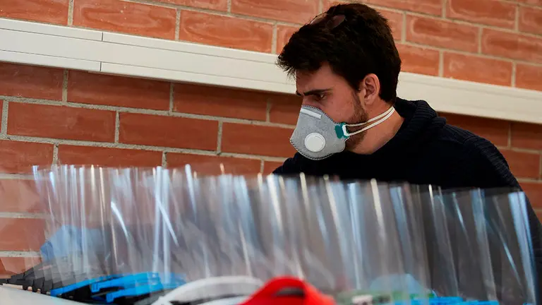 Bajo el nombre "Coronavirus Makers", voluntarios de toda Espa&ntilde;a se ha propuesto aplicar la tecnolog&iacute;a 3D para fabricar equipos de protecci&oacute;n y material sanitario con los que contribuir a la emergencia sanitaria del coronavirus, una iniciativa que suma ya m&aacute;s de 13.000 colaboradores. En la imagen uno de las voluntarias trabaja en una de las fases de la fabricaci&oacute;n.EFE/ Alejandro Garc&iacute;a
